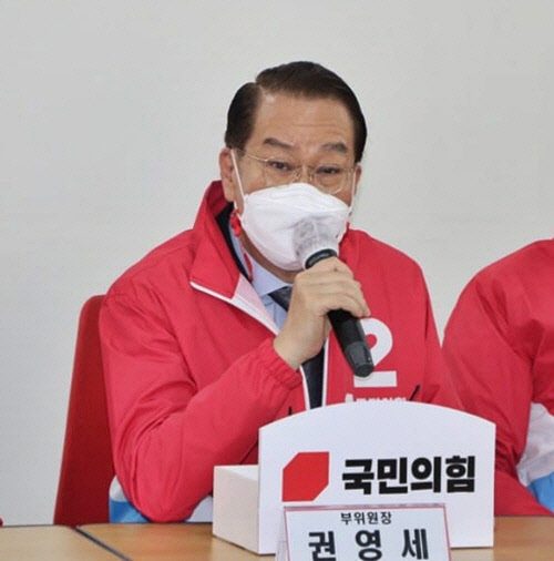권영세 국민의힘 의원이 지난 3월15일 국회에서 열린 당 4·7재보궐선거 중앙선거대책위원회 회의에서 중앙선대위 공동부위원장 자격으로 참석해 발언하고 있다. 권 의원은 당 서울시장 보궐선거 선거대책위원장을 겸하고 있다.[사진=권영세 의원 페이스북]